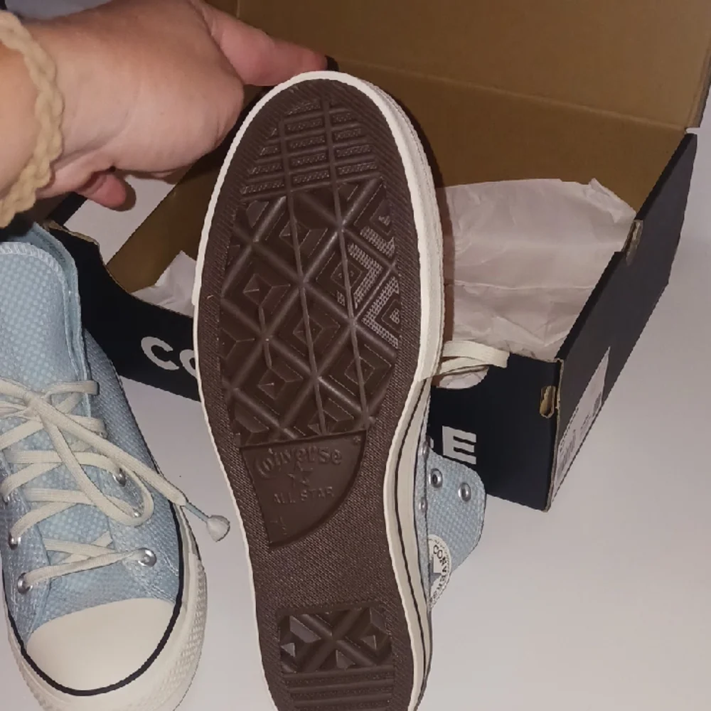 Converse Women's Blue Sneakers - Size 9.5 - Picture 6 of 8